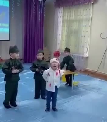 Encenação infantil sobre as consequencias de desobedecer o Comunismo