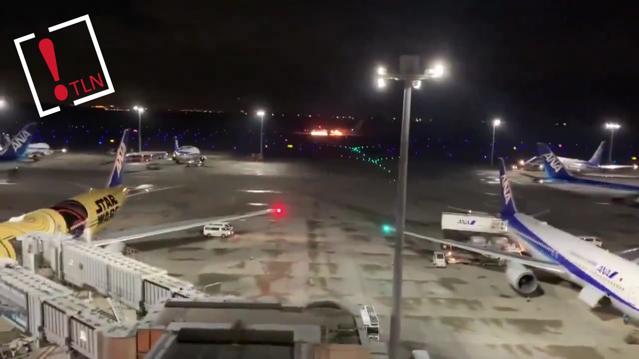 Se incendia un avión en un aeropuerto de Tokio con 400 ocupantes