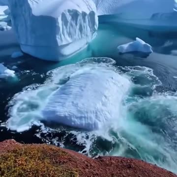 Man Boards Cargo Ship in Ice While It’s Moving: Daring Feat Caught on Video