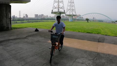 How to get on a bicycle and riding smoothly