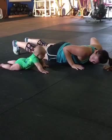 Bebé CrossFit nunca se pierde un entrenamiento
