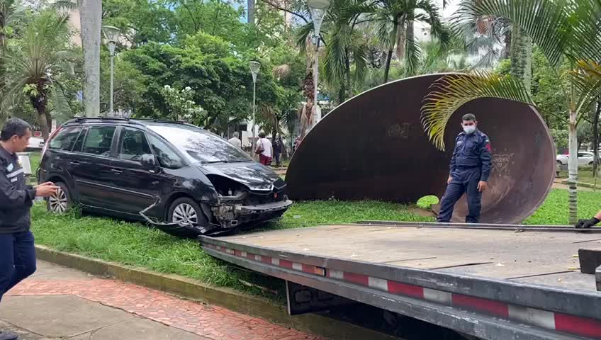 Tras presunta falla mecánica, conductor chocó en el parque Las Palmas en Bucaramanga