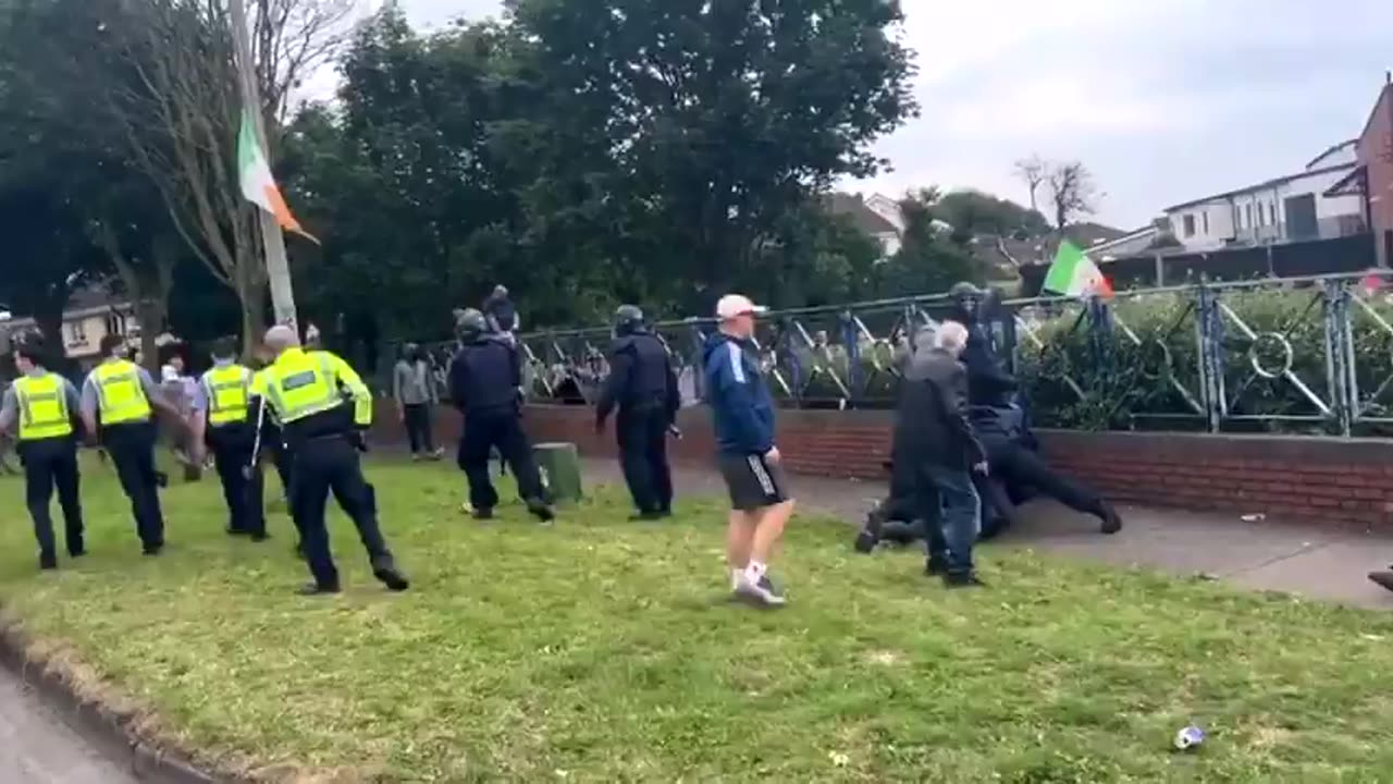 🚨Riots have broken out in Coolock after Gardai attacked local protesters.