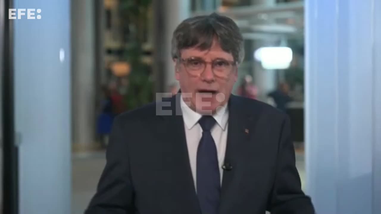 Puigdemont pide "arremangarse" para que el catalán ocupe socialmente "el espacio central"