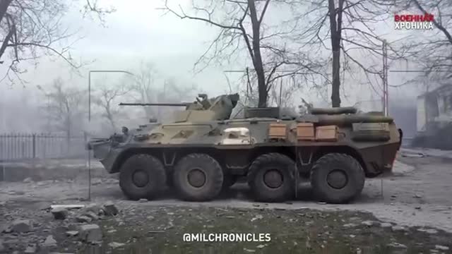 Footage of DPR BTR shooting at Azov battalion positions in Mariupol