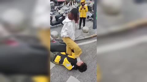 Drunk woman beats up food delivery man in China