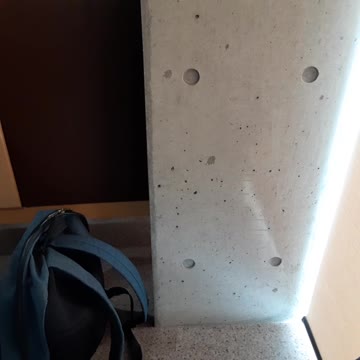 Tường và cột bê tông để nguyên không chát