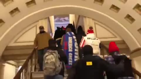 Capitol Police Hold Doors Open for Protesters at Capitol Building