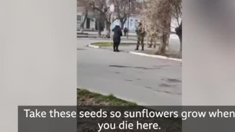 Ukrainian woman confronts armed Russian soilders