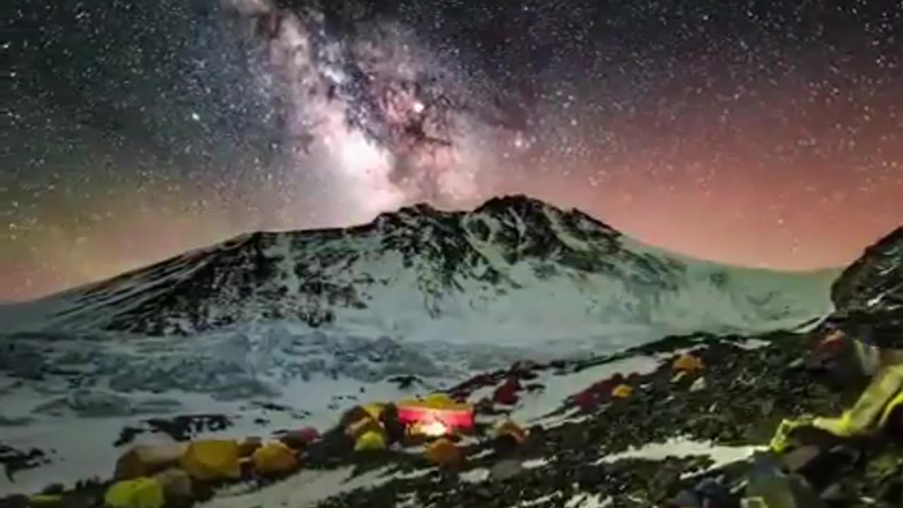 One night from the summit of Everest, the beauty of the heavens and the earth