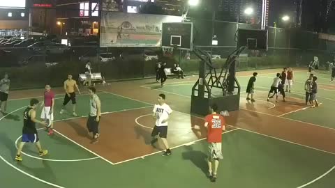 China Street Basketball Pass Inside to Teammate for Score