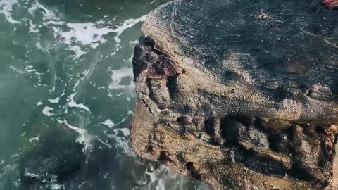 ocean-waves-crashing-on-rocks