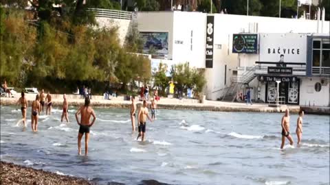 Lijepi jesenski dan Splićani iskoristili za picigin na Bačvicama