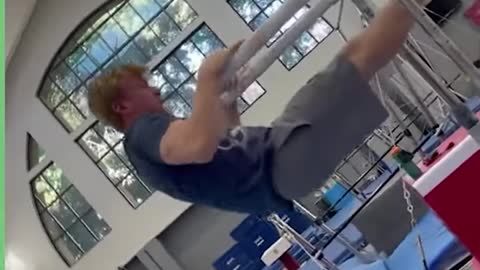 The strength required for these moves is amazing... 💪