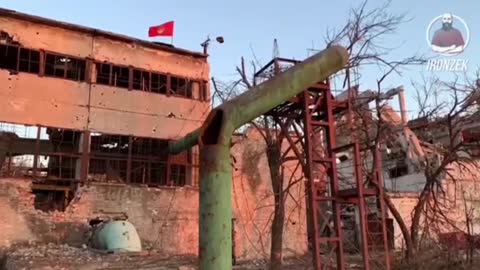 Na Azovstalem byla vztyčena vlajka vítezství nad nacismem tak jako v Berlíně v květnu 1945