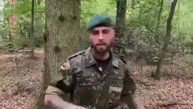 Luister goed naar wat deze militair zegt - Listen carefully to what this soldier says