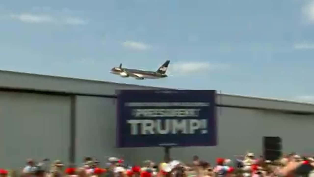 Trump just did a flyover above his North Carolina rally #SHORT