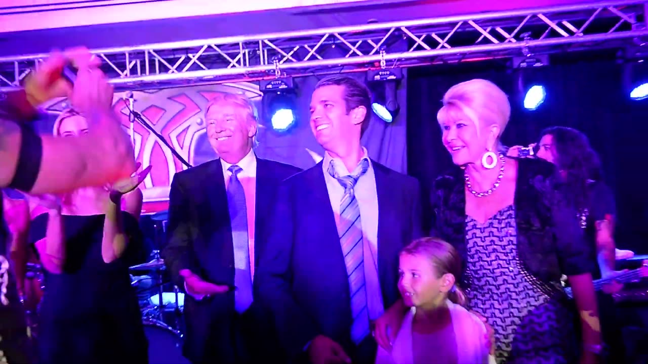 Dee Snider and The Trump Family sing on stage together - We´re not gonna take