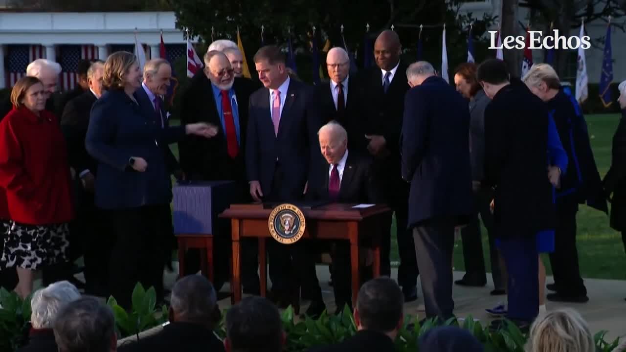 Joe Biden signe sa grande loi d'infrastructures