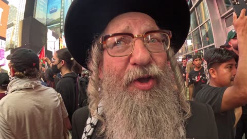 Rabbi Yisroel Dovid Weiss at the protest "Defend Palestine and Lebanon" in New York City.