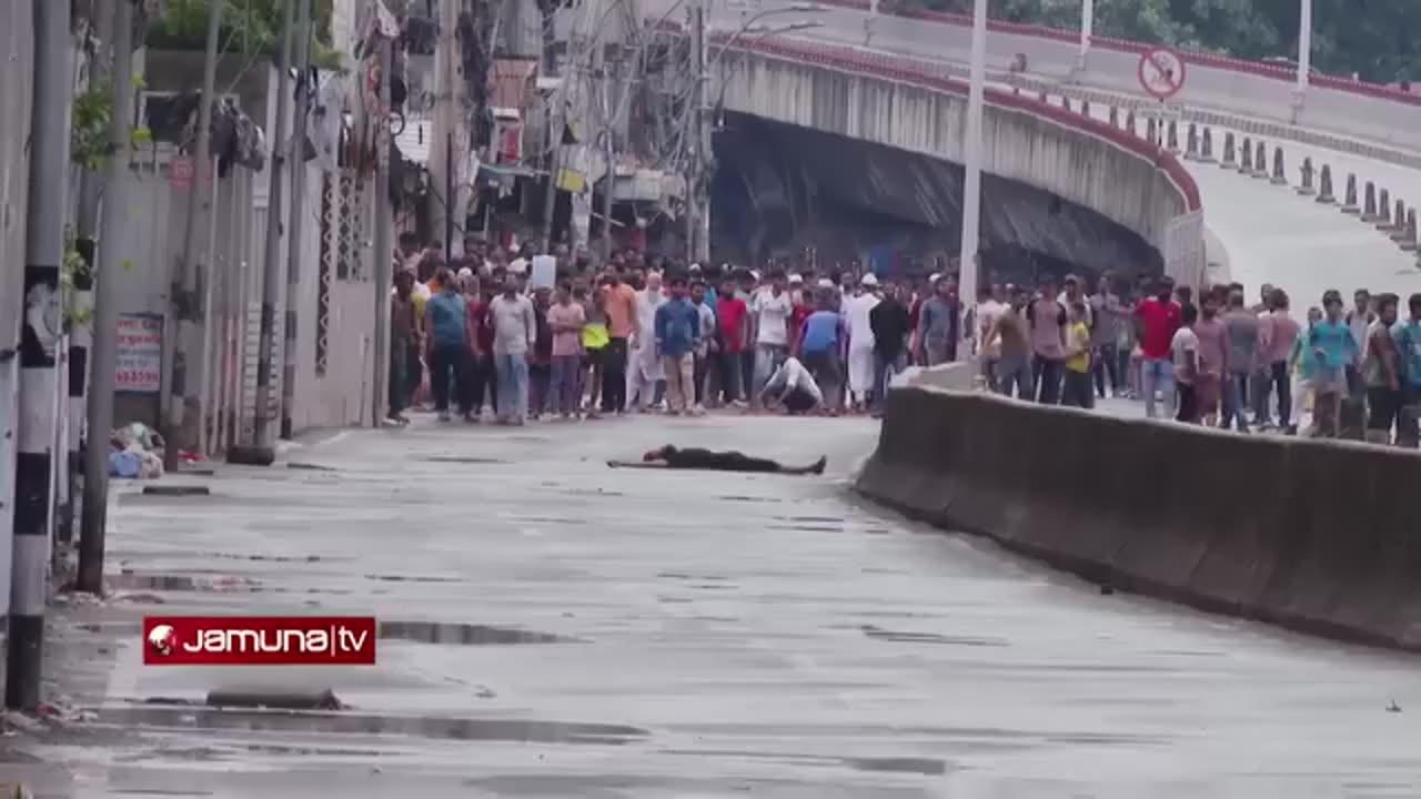 police vs student fighting in Bangladesh.