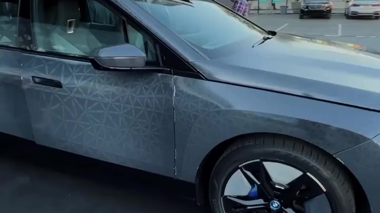 FASCINATING BMW IX FLOW COLORING CHANGING ELECTRONIC INK IN ACTION