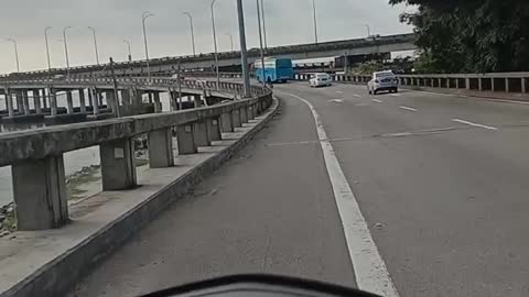 Perjalanan melewati jembatan