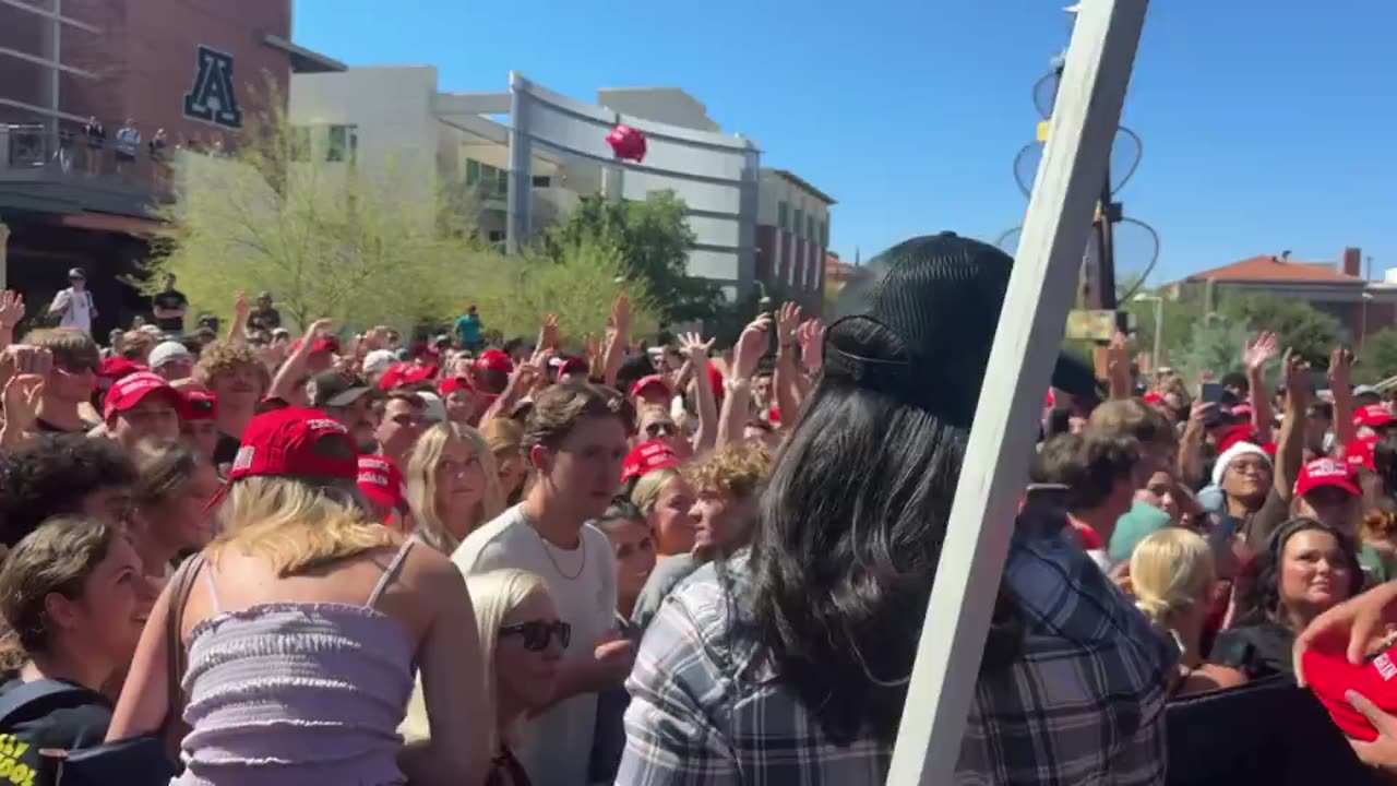 Student turnout for President Trump huge in Arizona.👍🇺🇸🦅