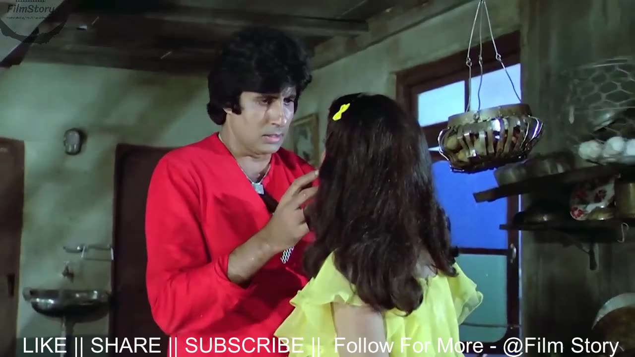 हेरोइन ने पहले मिर्ची खिलाया फिर उलटा लटका दिया - Amitabh Bachchan Comedy Scene @FilmStory2658