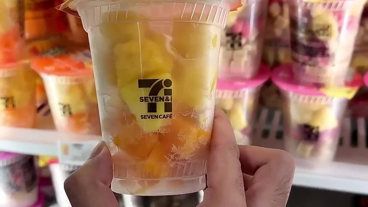 Smoothie-making robot at 7 Eleven in Japan 🥭🍍 #japan #tokyo #mukbang