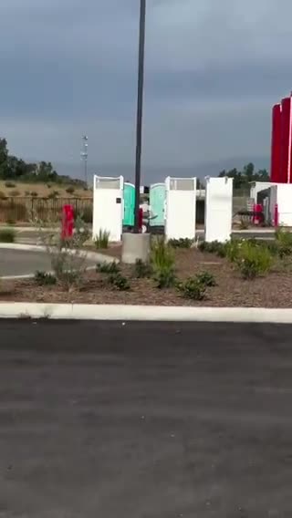 🇺🇸 Una stazione di servizio Tesla si trova da qualche parte