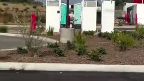 🇺🇸 Una stazione di servizio Tesla si trova da qualche parte