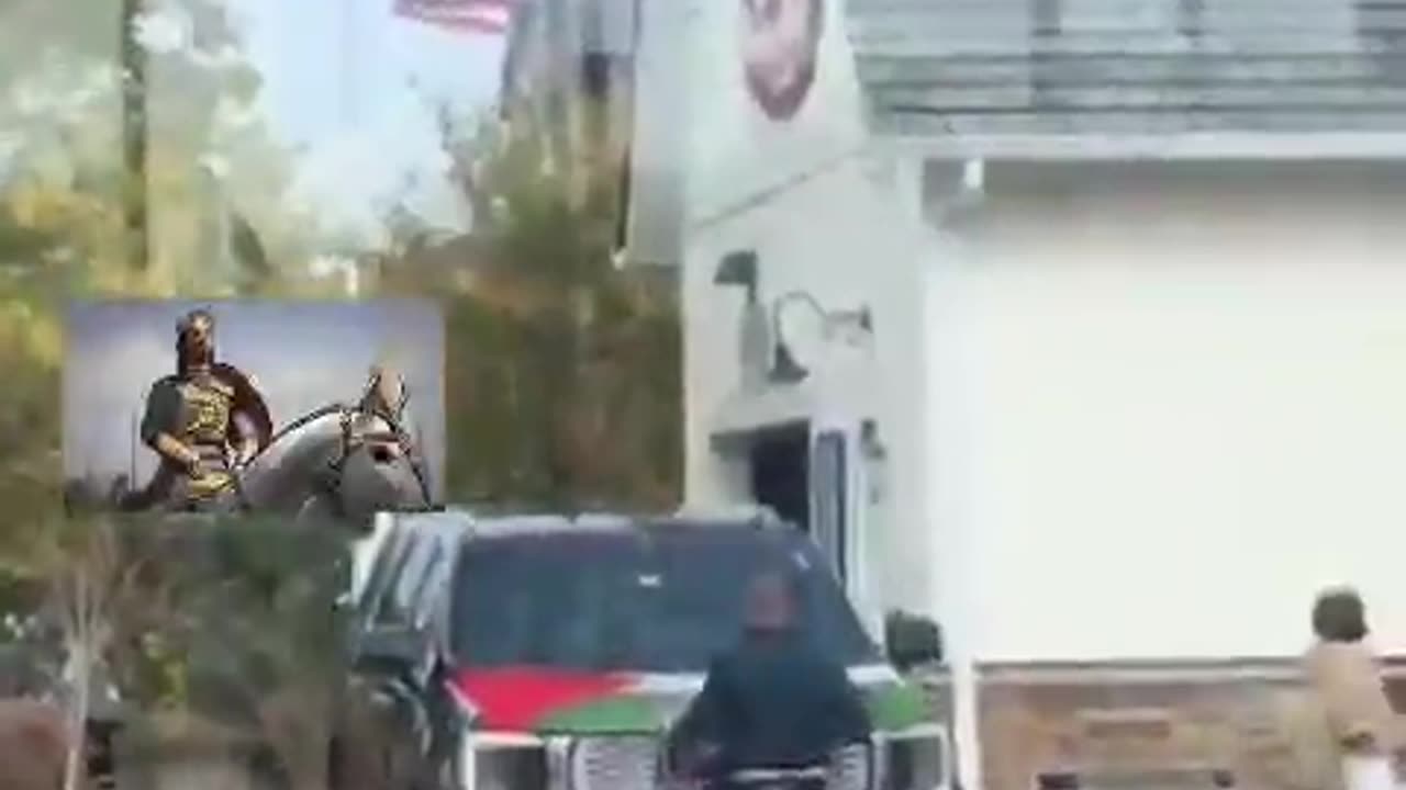 š Hollywood actor Jason Statham placed the Palestinian flag on hes car