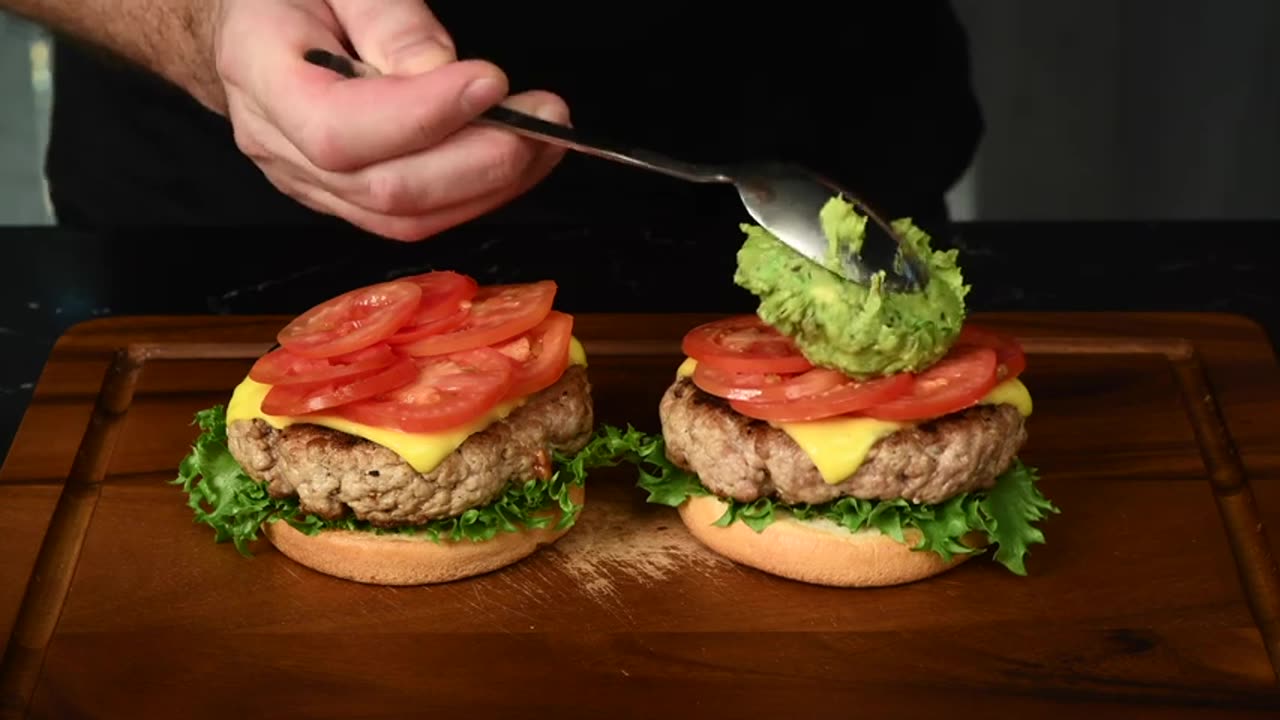 The perfect burger with bacon and avocado in 10 minutes.