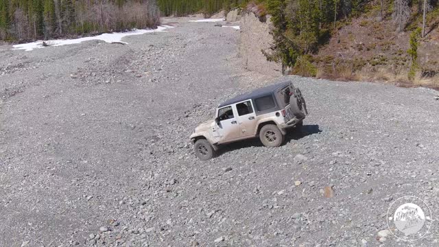 A pair of Jeep Wranglers beebopping around!