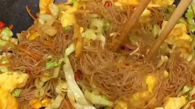 Fried noodles with cabbage and eggs in 10 minutes