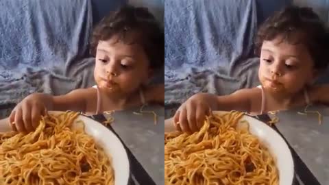 Bébés drôles,SPAGHETTI , Je ne peux pas regarder cette vidéo drôle