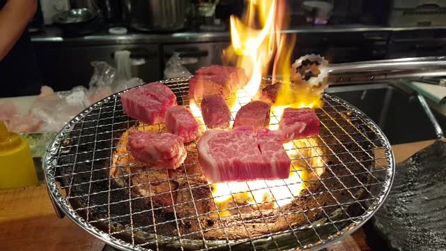 I'm cooking beef at a Japanese restaurant.