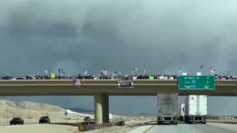 Support can be seen for the US convoy for freedom as it heads towards Washington DC 🚛