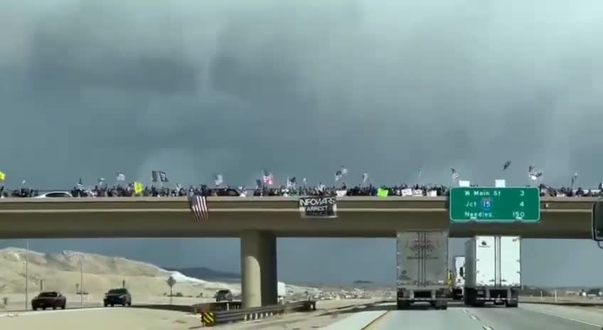 Support can be seen for the US convoy for freedom as it heads towards Washington DC 🚛