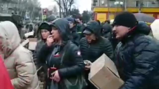 Russian Military distribute Free food packages to Center of Melitopol, Ukraine