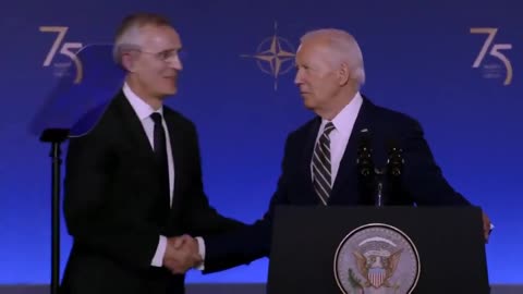 Biden literally can't look away from the teleprompter