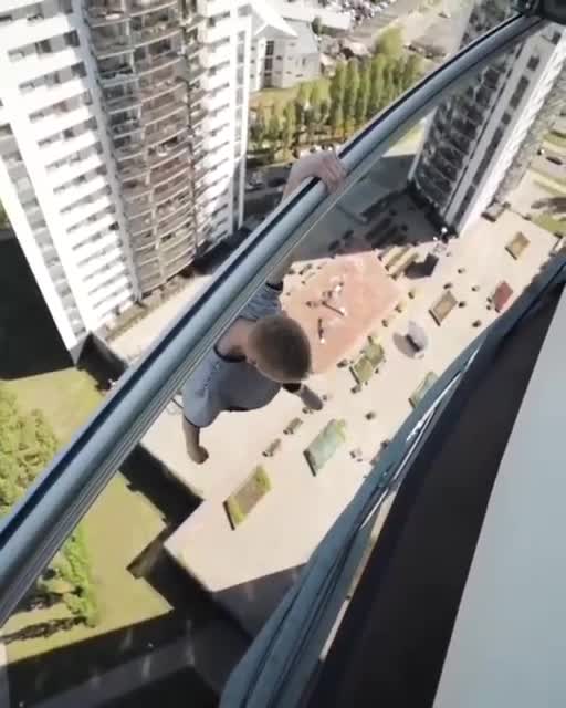 playing with his life 🤦‍♂️🤦‍♂️