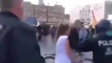 ΑΥΤΗ ΕΙΝΑΙ Η ΜΙΚΡΗ ΠΟΥ ΕΔΕΙΞΕ ΣΤΟ ΣΥΣΤΗΜΑ ΟΤΙ ΔΕΝ ΦΟΒΑΤΑΙ ΝΑ ΤΟ ΚΟΙΤΑΞΕΙ ΣΤΑ ΜΑΤΙΑ!