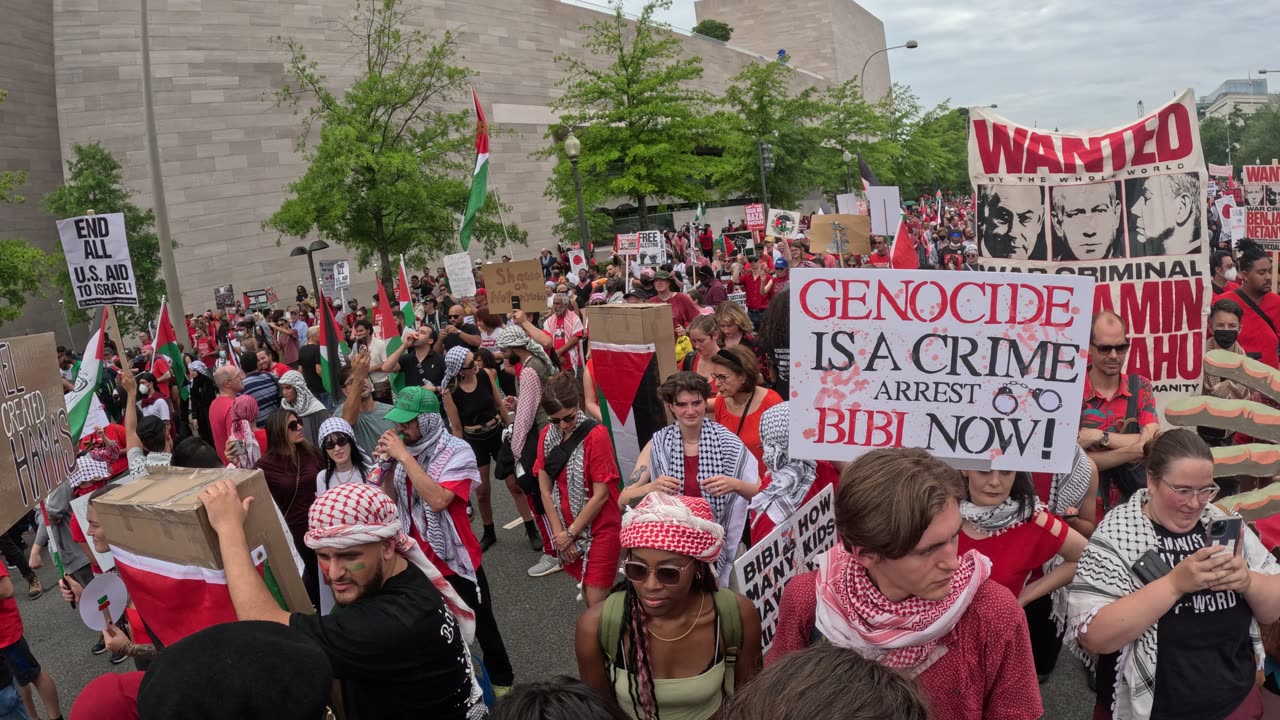 Claudia De La Cruz, candidata para presidenta, en el mitin "ARRESTEN A NETANYAHU" en Washington, DC.