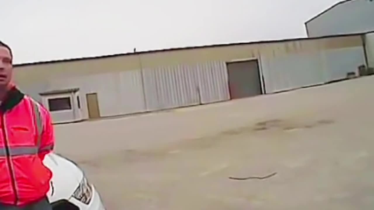 Walnut ridge cop gives hard time to man on the job