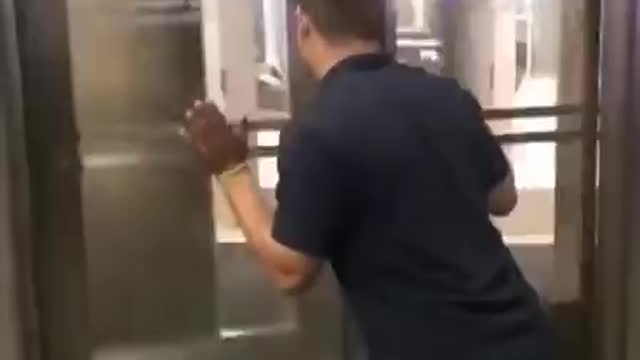Man vs the door๐๐