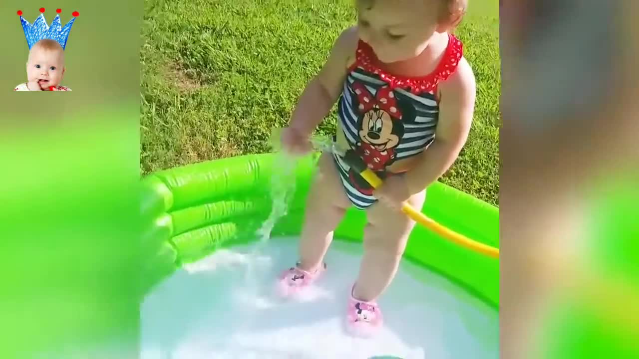 Lindos bebes jugando con agua πΆπΆπΆπ§π§π§