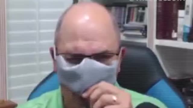 Medico Doctor hace una prueba con diferentes tipos de cubrebocas o mascarillas