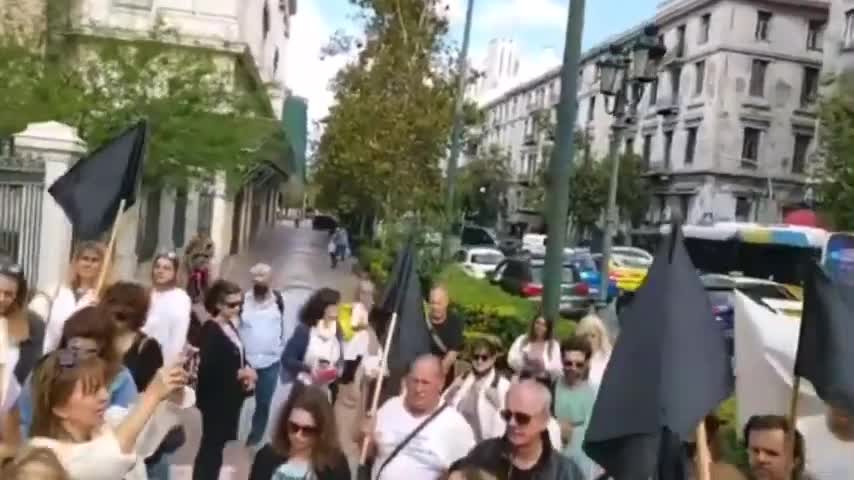 ΕΝΟΣ ΛΕΠΤΟΥ ΣΙΓΗ ΓΙΑ ΤΗΝ ΣΥΝΑΔΕΡΦΟ ΤΟΥΣ ΑΠΟ ΤΟΥΣ ΥΓΙΕΙΟΝΟΜΙΚΟΥΣ ΣΕ ΑΝΑΣΤΟΛΗ